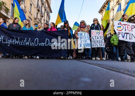 MAILAND, ITALIEN - 25. FEBRUAR 2023: Ein Jahr nach dem Krieg zwischen Russland und der Ukraine, 1. Jahre. Sammelkundschaft der Bevölkerung zur Unterstützung der Ukraine in Mailand, ein marsch Stockfoto