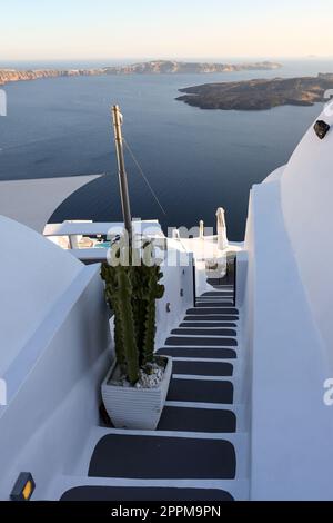 Schmale Steintreppen, ein traditionelles Stück Architektur auf der Insel Santorini. Stockfoto