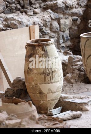 Santorini, Griechenland - in der prähistorischen Stadt Akrotiri, Ausgrabungsstätte einer minoischen Bronzezeit, wurden alte Töpferwaren geborgen Stockfoto