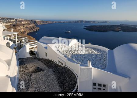 Panoramablick auf die Caldera-Klippen von Santorini vom Dorf Imerovigli auf der Insel Santorini, Griechenland Stockfoto