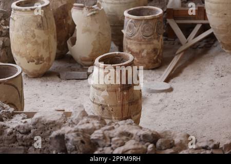 Santorini, Griechenland - in der prähistorischen Stadt Akrotiri, Ausgrabungsstätte einer minoischen Bronzezeit, wurden alte Töpferwaren geborgen Stockfoto