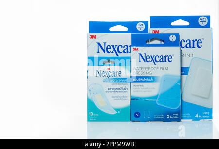 CHONBURI, THAILAND - 30. JANUAR 2023: 3M wasserdichter Folienverband von Nexcare, 3M wasserdichte sterile Verbände von Nexcare und 3M weicher Mullverband von Nexcare, 2-in-1-Verband isoliert auf weißem Hintergrund. Medizinische Versorgung Stockfoto