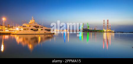 Beleuchtete Kräne der Werft Pula mit abendlichem Blick Stockfoto