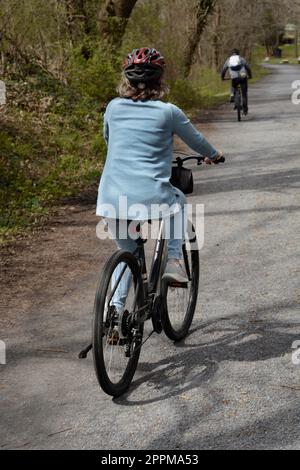 Radfahrer fahren auf dem Virginia Creeper Trail, einem vielseitigen Eisenbahnpfad zwischen Abingdon und Whitetop Mountain im Südwesten Virginias. Stockfoto