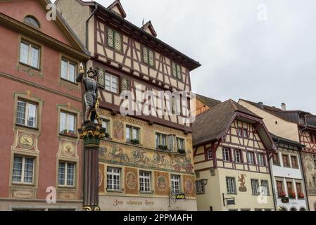 Skulpturen auf Brunnen- und Fachwerkhäusern mit Fassadengemälden in der mittelalterlichen Altstadt Stein am Rhein in der Schweiz Stockfoto