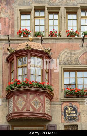 Nahaufnahme des farbenfrohen Hauses mit Fresko-Gemälden und Oriel am Rathausplatz in der mittelalterlichen Altstadt Stein am Rhein Stockfoto