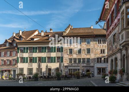 Mittelalterliche Häuser mit bunten Fassadenmalereien am Rathausplatz in der Altstadt von Stein am Rhein, Schweiz Stockfoto