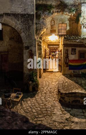 Matera, Italien - 20. September 2019: Souvenirshop in den Sassi di Matera ein historisches Viertel in der Stadt Matera. Basilikata. Italien Stockfoto