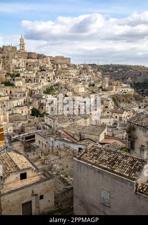 Blick auf die Sassi di Matera, ein historisches Viertel in der Stadt Matera, Basilikata. Italien Stockfoto