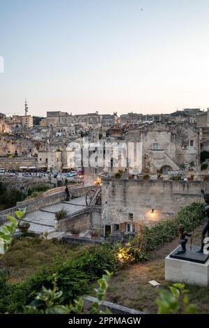 Blick auf die Sassi di Matera ein historisches Viertel in der Stadt Matera, bekannt für ihre alten Höhlenwohnungen bekannt. Basilikata. Italien Stockfoto