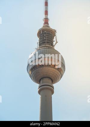 Aus nächster Nähe berühmter Berliner Fernsehturm, Aussichtsturm, Blick aus dem unteren Winkel bei Sonnenuntergang, klarer Himmel Stockfoto