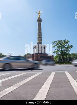 Siegessäule, Berlin, Deutschland im Sommer mit klarem Himmel, Verkehr vor uns, keine Menschen, lange Sicht, Blick aus dem unteren Winkel Stockfoto