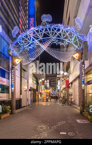 ikebukuro, japan - dezember 31 2019: Nachtansicht des beleuchteten Eingangstors der Sunshine Central Street, die den östlichen Ausgang von Ikebukuro verbindet Stockfoto