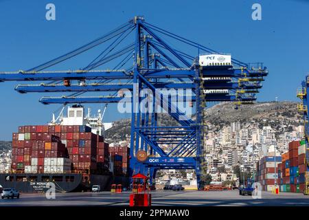 Athen. 16. Februar 2023. Dieses Foto wurde am 16. Februar 2023 aufgenommen und zeigt das Containerterminal III im Hafen von Piräus, Griechenland. Mehr als 13 Jahre Win-Win-Zusammenarbeit zwischen dem chinesischen COSCO Shipping und dem größten griechischen Hafen Piräus haben sich als beispielhafter Fall gemeinsamer Entwicklung erwiesen, wie führende Manager und Mitarbeiter des wegweisenden Investitionsprojekts sagten. IN VERBINDUNG MIT „World Insights: Sino-Greek cooperation at Piraeus Port Showcases common Development“. Kredit: Marios Lolos/Xinhua/Alamy Live News Stockfoto