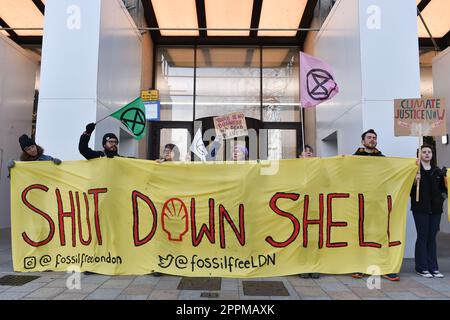 London, England, Großbritannien. 24. April 2023. Eine Gruppe von Öko-Aktivisten aus der Extinction Rebellion demonstriert vor Shell's Hauptquartier auf der Belvedere Road. (Kreditbild: © Thomas Krych/ZUMA Press Wire) NUR REDAKTIONELLE VERWENDUNG! Nicht für den kommerziellen GEBRAUCH! Stockfoto