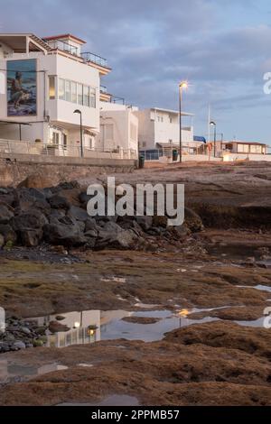 La Caleta Beach, Costa Adeje, Teneriffa, Spanien am Abend Stockfoto