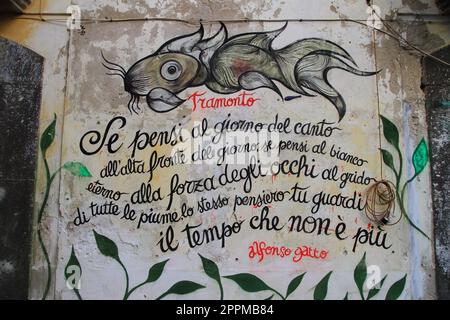 Poesie an den Wänden des historischen Zentrums von Salerno Stockfoto