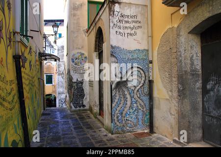 Poesie an den Wänden des historischen Zentrums von Salerno Stockfoto