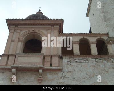 Assisi, Italien, 1. Dezember 2007 Alte Gebäude in der Nähe der Kirche San Francesco in Assisi. Der Haupttempel des Franziskanerordens in Umbrien. Treppen und Wände aus weißem Stein. Touristenattraktion Stockfoto