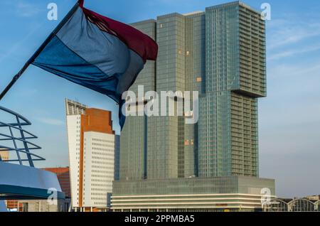 ROTTERDAM, NIEDERLANDE - 26. AUGUST 2013: Blick auf De Rotterdam, ein Gebäude in Rotterdam, entworfen vom Büro für Metropolitanische Architektur, erbaut zwischen 2009 und 2013, bietet Platz für Büros, ein Hotel und Apartments Stockfoto