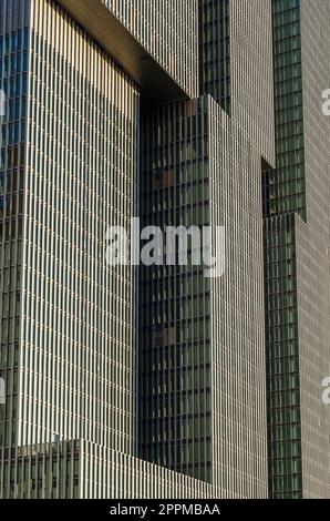 ROTTERDAM, NIEDERLANDE - 26. AUGUST 2013: Fassadendetails von De Rotterdam, einem Gebäude in Rotterdam, das vom Büro für Metropolitanische Architektur entworfen wurde und zwischen 2009 und 2013 erbaut wurde, bietet Platz für Büros, ein Hotel und Apartments Stockfoto