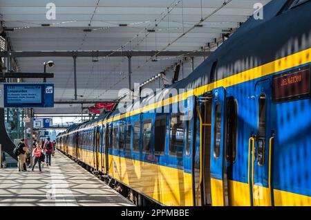 ROTTERDAM, NIEDERLANDE - 23. AUGUST 2013: Holländischer Zug vom Bahnsteig Rotterdam Centraal aus gesehen Stockfoto