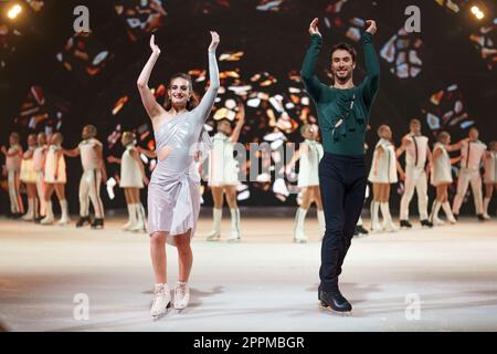 Gabriella Papadakis (Olympiameisterin des Eistanzes 2022), Guillaume Cizeron (Olympiameisterin des Eistanzes 2022) zeigen Bilder der Eisshow Holiday on Ice 2023 - A New Day at the Tempodrom in Berlin. Stockfoto