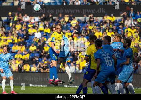 Broendby, Dänemark. 23. April 2023. Rasmus Lauritsen (5) von Broendby, WENN während des 3F stattfindenden Superliga-Spiels zwischen Broendby IF und Randers FC im Broendby Stadion in Broendby gesehen. (Foto: Gonzales Photo/Alamy Live News Stockfoto