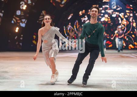 Gabriella Papadakis (Olympiameisterin des Eistanzes 2022), Guillaume Cizeron (Olympiameisterin des Eistanzes 2022) zeigen Bilder der Eisshow Holiday on Ice 2023 - A New Day at the Tempodrom in Berlin. Stockfoto