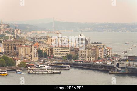 Blick aus der Vogelperspektive auf das Goldene Horn mit Galata-Brücke, Karakoy-Fährterminal und Bosporus-Brücke, Istanbul, Truthahn Stockfoto