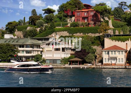 Grüne Berge auf der asiatischen Seite der Bosporus-Straße mit traditionellen Häusern und dichten Bäumen an einem Sommertag Stockfoto