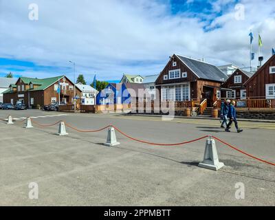 Husavik, Island - 27. Februar 2023: In der isländischen Stadt Husavik mit Touristenschiffen zur Walbeobachtung. Stockfoto