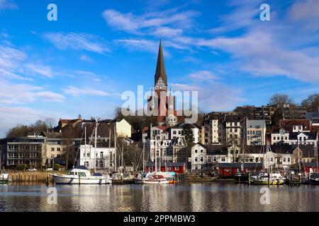 Flensburg, Deutschland - 03. März 2023: Blick auf den historischen Hafen von Flensburg mit einigen Schiffen. Stockfoto