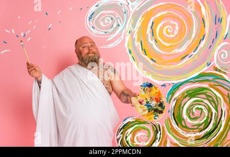 Fat man benimmt sich wie ein wichtiger Künstler mit Pinsel und Farbe in der Hand Stockfoto