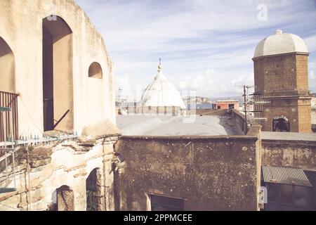 Altes, zerstörtes Gebäude auf Procida Island, Italien Stockfoto