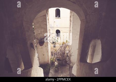 Altes, zerstörtes Gebäude auf Procida Island, Italien Stockfoto