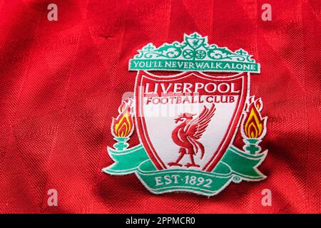 Logo des FC Liverpool auf rotem Fußballtrikot. Stockfoto