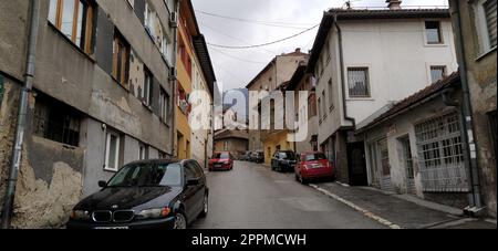 Sarajevo, Bosnien - 8. März 2020: Touristen besuchen sebilj, sarajevo Straßen, alte Gebäude, Transport und Geschäfte, das tägliche Leben in sarajevo Stockfoto