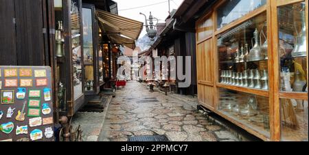 Sarajevo, Bosnien und Herzegowina - 8. März 2020: Souvenirs auf dem alten Basar und dem historischen und kulturellen Zentrum von Sarajevo namens Bascarsija Stockfoto