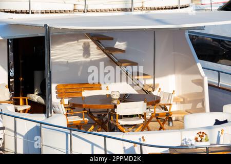 Luxusyacht. Komfortables, teures Holzdesign für Urlaubs- und Erholungstourismus oder Reise- und Wohlstandskonzept. Stockfoto