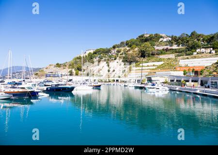 Hafen von Cala del Forte, nagelneues, modernes Yachthafen-Hotel von Monte Carlo Stockfoto