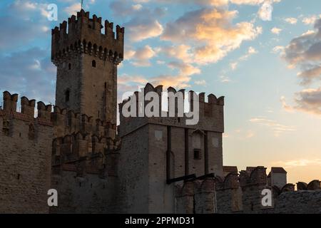 Sirmione, Italien - Schloss am Gardasee. Malerisches mittelalterliches Gebäude am Wasser Stockfoto