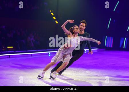 Gabriella Papadakis (olympische Meisterin 2022 im Eistanzen) Guillaume Cizeron (olympische Meisterin 2022 im Eistanzen) zeigt Bilder der Eisshow Holiday on Ice 2023 - A New Day at the Tempodrom in Berlin. Stockfoto