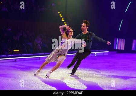 Gabriella Papadakis (olympische Meisterin 2022 im Eistanzen) Guillaume Cizeron (olympische Meisterin 2022 im Eistanzen) zeigt Bilder der Eisshow Holiday on Ice 2023 - A New Day at the Tempodrom in Berlin. Stockfoto