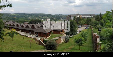 Vrdnik, Serbien 4. Juli 2020. Hotelkomplex mit Holzhäusern. Neue Hütten und Bungalows für Touristen. Apartments und Häuser für einen komfortablen Aufenthalt. Stockfoto