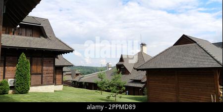 Vrdnik, Serbien 4. Juli 2020. Hotelkomplex mit Holzhäusern. Neue Hütten und Bungalows für Touristen. Apartments und Häuser für einen komfortablen Aufenthalt. Stockfoto