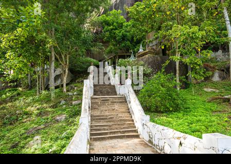 Treppe am Raja Maha Vihara, einem alten buddhistischen Tempel in Mulkirigala, Sri Lanka Stockfoto