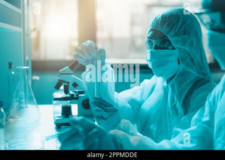 Der Arzt im Labor analysiert Proben für die wissenschaftliche Forschung Stockfoto