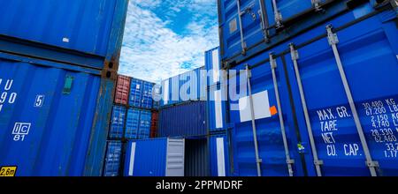 Container Logistik. Fracht- und Versandkosten. Container für den Import und Export Logistik. Container Freight Station. Logistik Industrie ab Hafen Stockfoto