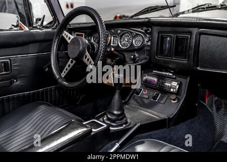 Altes Interieur eines historischen Autos Stockfoto